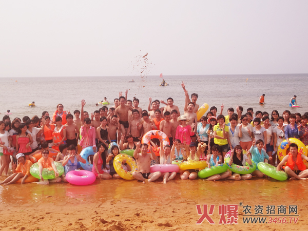 帶上游泳圈,與大海作親密接觸