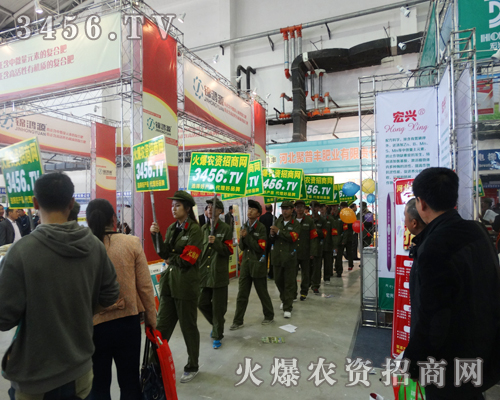 火爆農(nóng)資網(wǎng)人員幫顧客下載APP手機(jī)客戶(hù)端